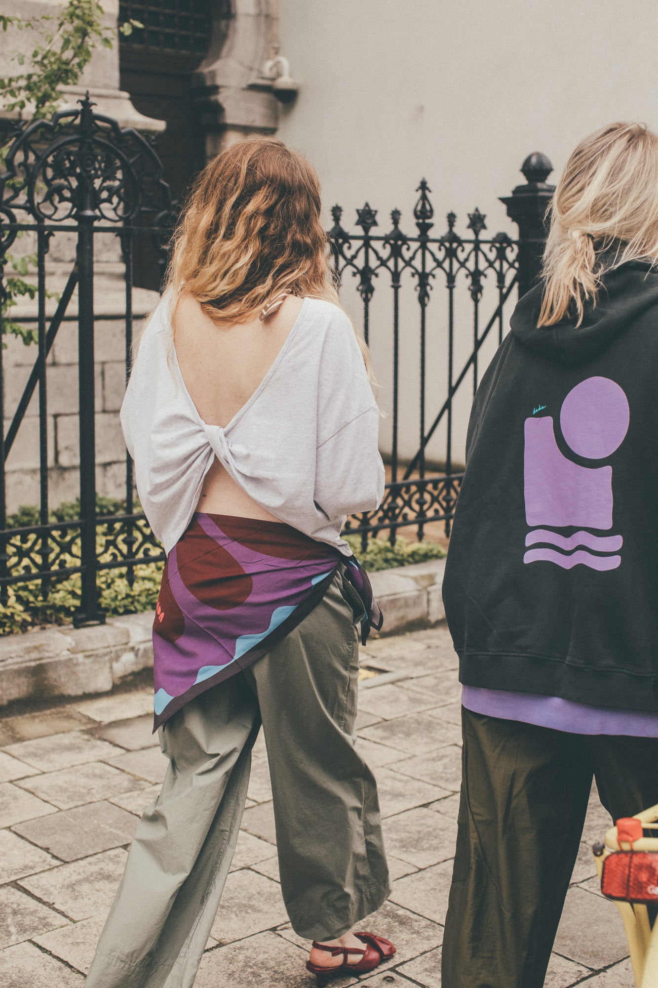 Twee modellen dragen stuks van de nieuwe collectie 'Dreamers in public' van LaDada - een Belgisch merk. 