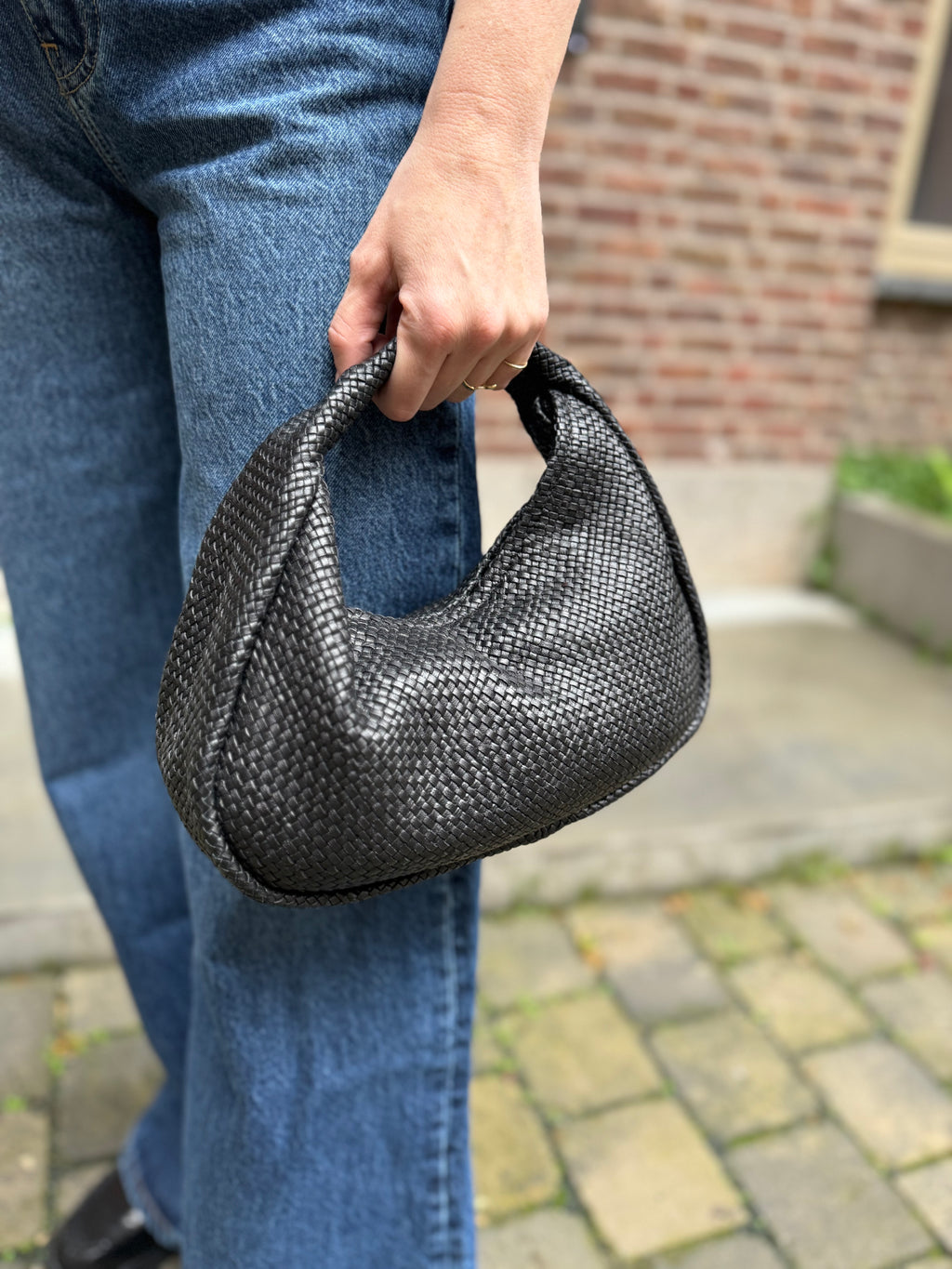 St Agni woven bon bon bag zwart